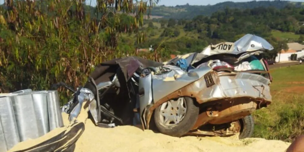 O carro ficou completamente destruído, mas como um milagre, apenas ocupante do automóvel precisou de atendimento médico
