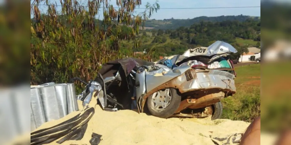 O carro ficou completamente destruído, mas como um milagre, apenas ocupante do automóvel precisou de atendimento médico