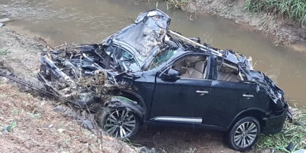Mitsubishi Outlander ficou destruído no acidente