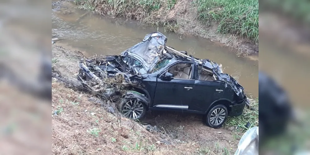 Mitsubishi Outlander ficou destruído no acidente