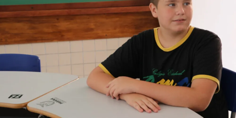 O mobiliário também será enviado às novas salas, construídas a partir de materiais ecológicos, que substituem as salas de madeira