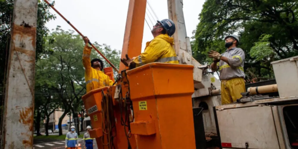 Equipes da Copel estão empenhadas para reverter os danos do ciclone