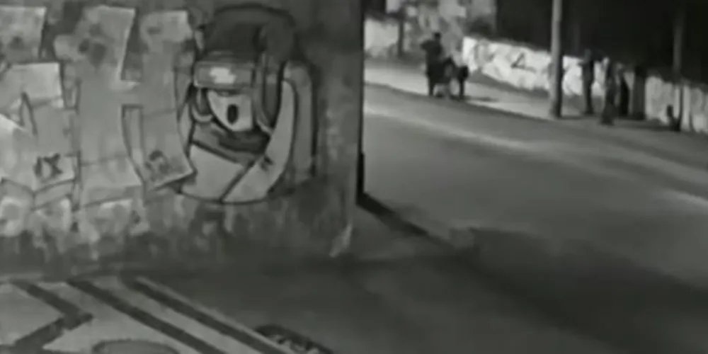 Uma câmera de segurança flagrou o momento em que a dupla caiu dentro do buraco com cerca de 2,5 metros de profundidade