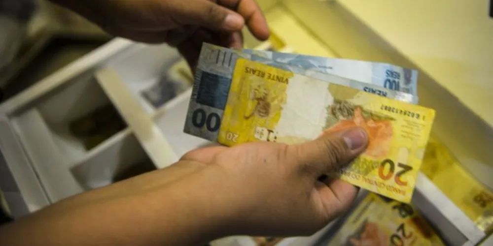 Recebe o abono, de até um salário mínimo, quem trabalhou formalmente por pelo menos 30 dias em 2021