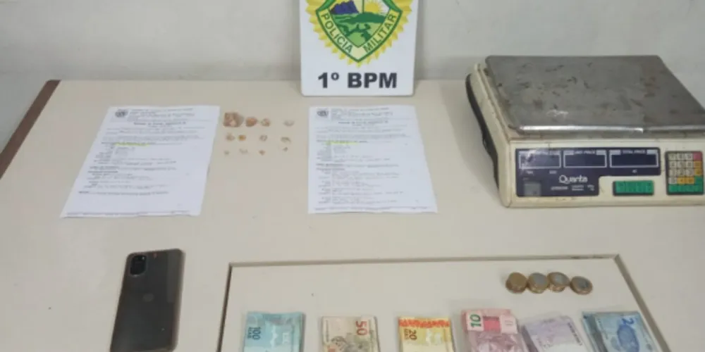 Dinheiro, drogas e balança foram apreendidos e encaminhados à 13ª SDP