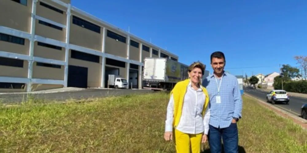 Em postagem nas redes sociais, a prefeita tirou foto com o diretor Marcelo Fadel