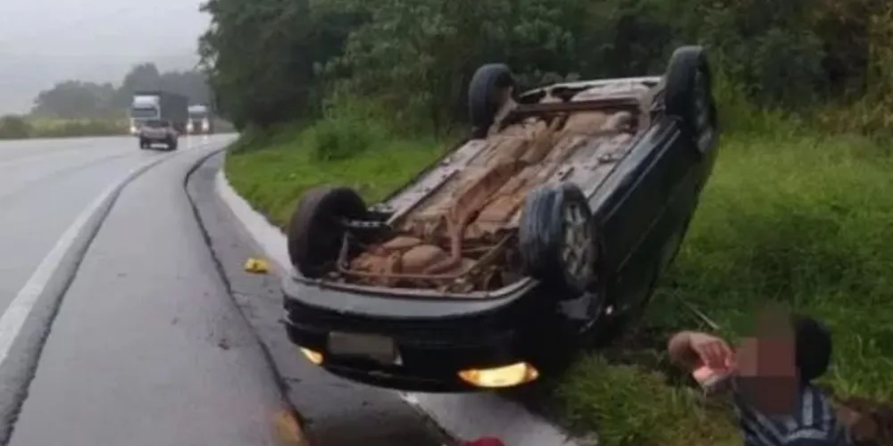 Imagem ilustrativa da imagem Rapaz embriagado capota carro e toma 'saideira' antes da prisão