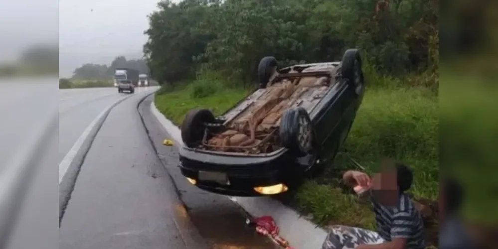 Imagem ilustrativa da imagem Rapaz embriagado capota carro e toma 'saideira' antes da prisão