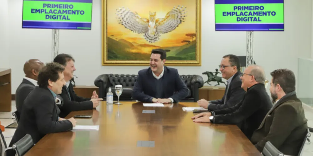 O governador Carlos Massa Ratinho Jr., ao lado do diretor-geral do Detran-PR, Adriano Furtado, apresentou o sistema de emplacamento digital.