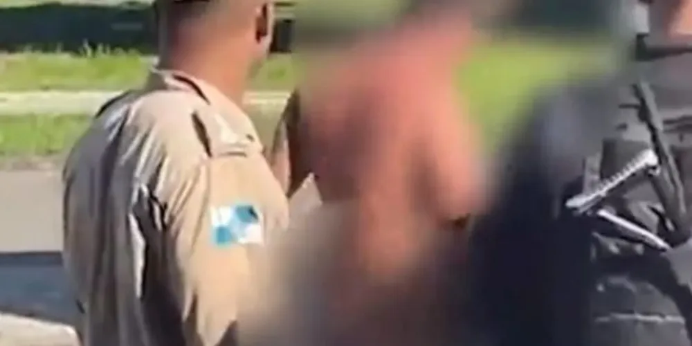 O objeto, porém, quebrou e ficou preso dentro do motorista, que não conseguiu retirá-lo por conta própria