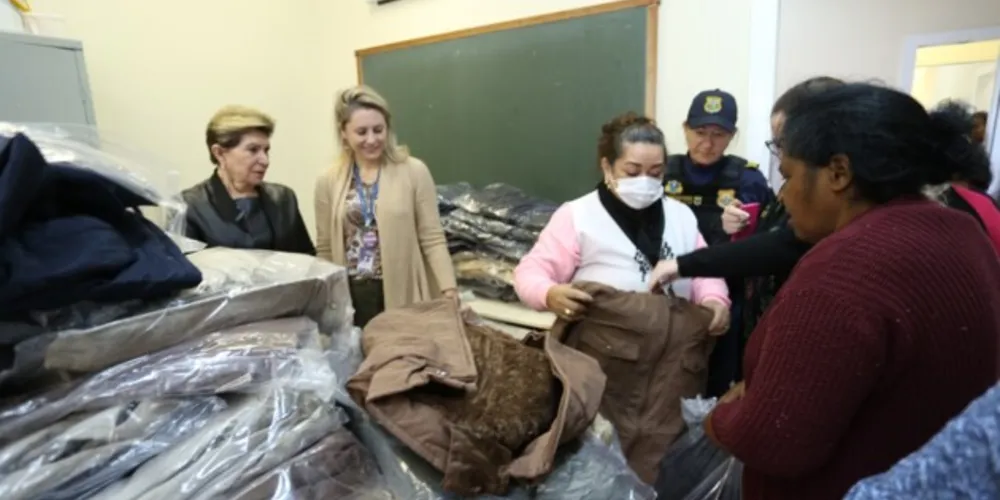 Ação nos CRAS entrega 6.900 jaquetas doadas pela Receita Federal