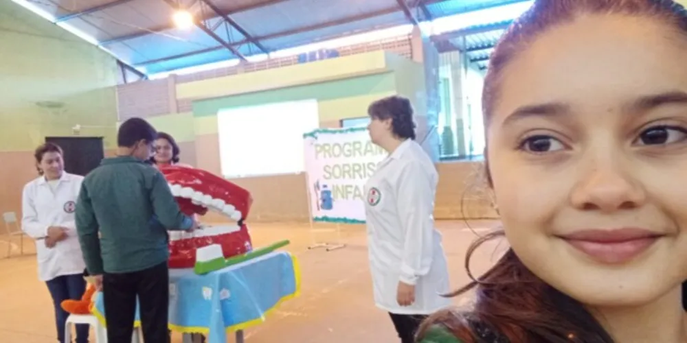 Self com um aluno juntamente com a dentista e sua assistente demonstrando como fazer a limpeza correta de seus dentes e melhorar sua higiene bucal - 5º ano A da Escola Prefeito Aristides Soares