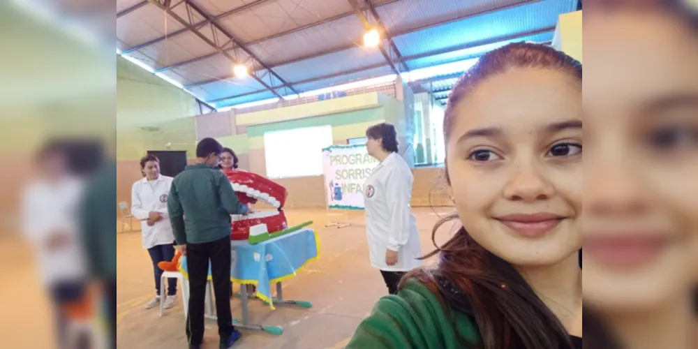 Self com um aluno juntamente com a dentista e sua assistente demonstrando como fazer a limpeza correta de seus dentes e melhorar sua higiene bucal - 5º ano A da Escola Prefeito Aristides Soares