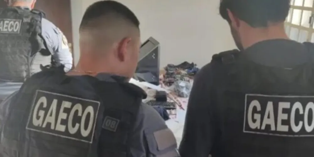 As ordens judiciais, expedidas pela Vara Criminal de Telêmaco Borba, foram cumpridas em endereços ligados os investigados