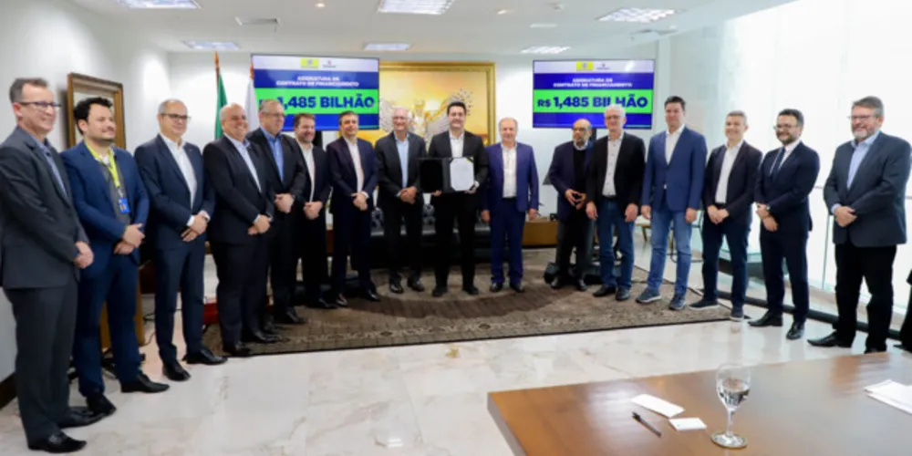 Governador Carlos Massa Ratinho Jr em reunião para assinatura de contrato de financiamento com Banco do Brasil