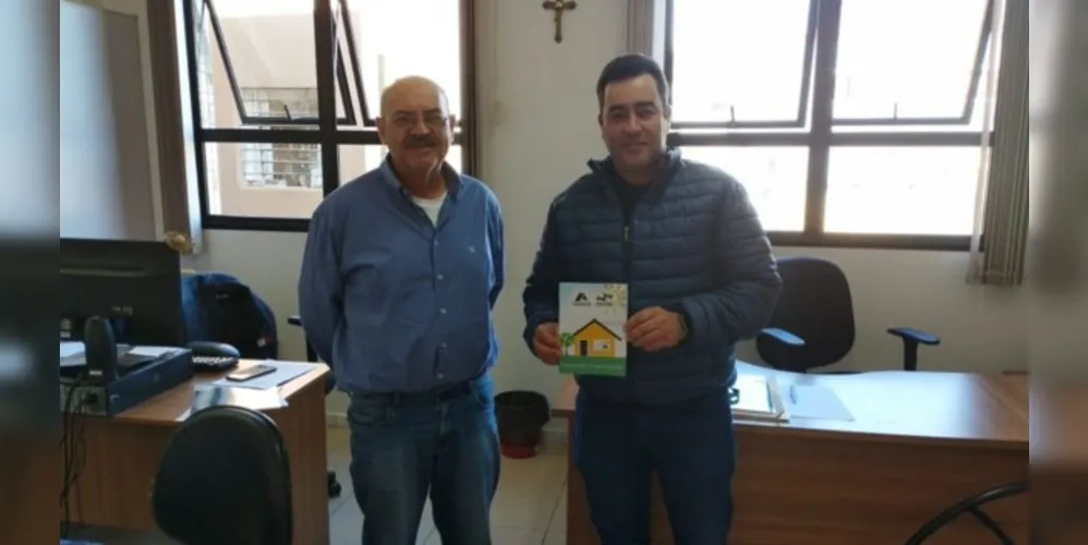 Recentemente, o prefeito Marcelo Leite esteve reunido com o chefe do Escritório Regional da Cohapar e engenheiro, Ary Ribeiro Filho