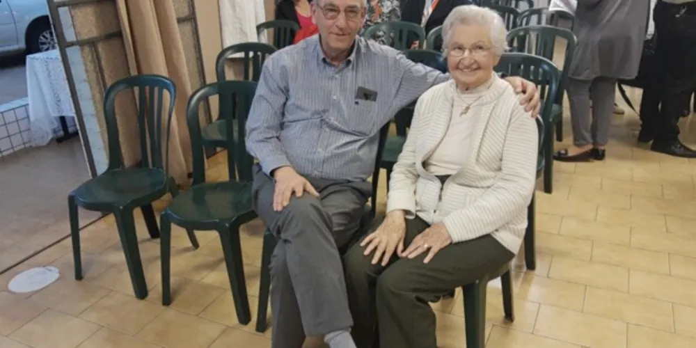 Dona Helena Mezzomo com o padre Mathias Ham