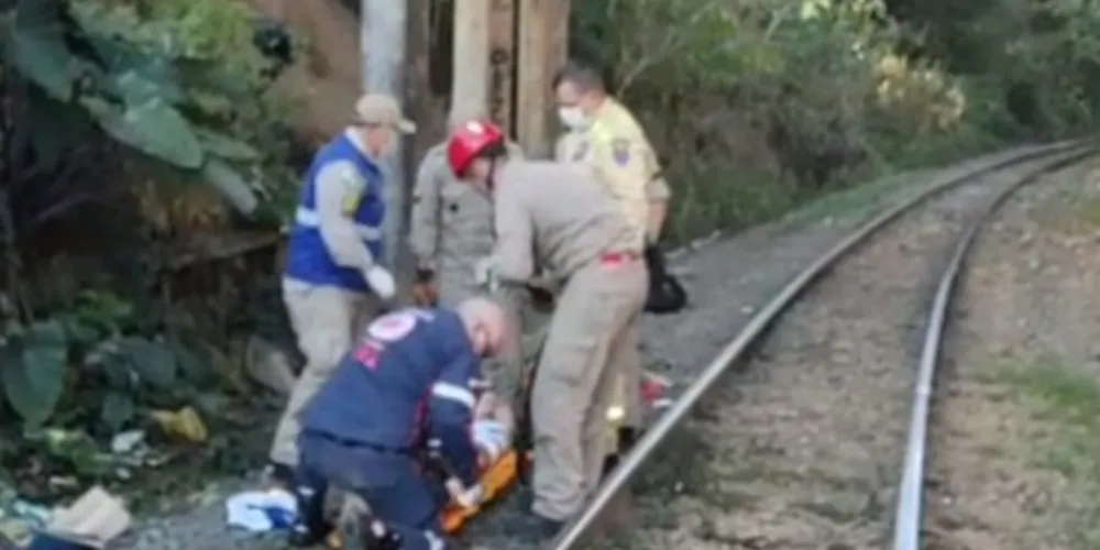 Acidente aconteceu na rua Francisco Otaviano; queda teria sido de aproximadamente 15 metros