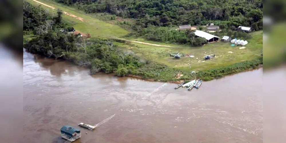 Policiais federais, militares e agentes da Força Nacional de Segurança. estão na aldeia