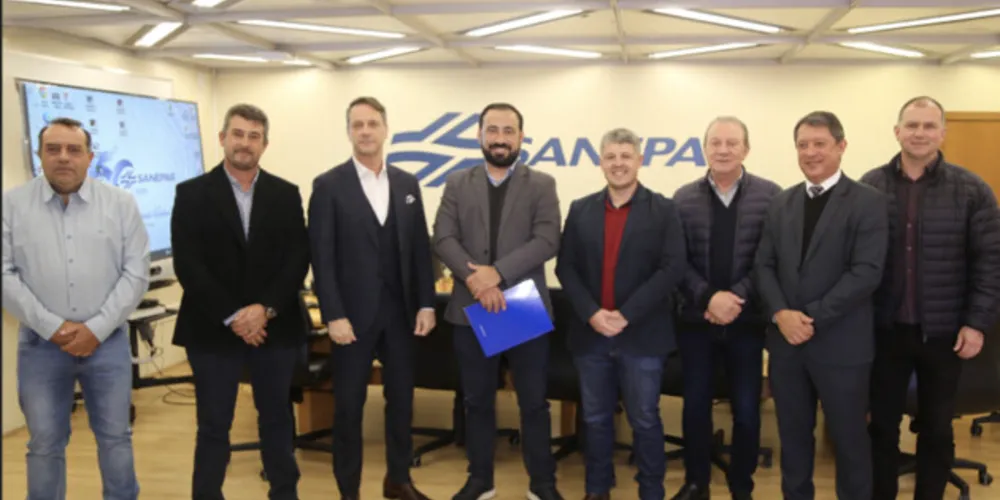 Solenidade que marcou assinatura da ordem de serviço reuniu o prefeito Henrique Carneiro, o presidente da Sanepar, Claudio Stabile, e outra lideranças