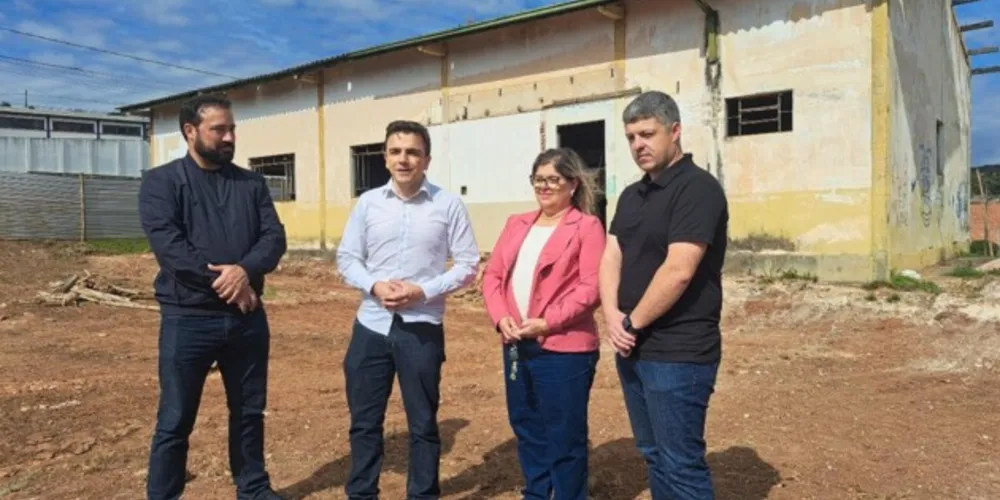 Prefeito Henrique Carneiro esteve acompanhado pelo deputado federal Aliel Machado e outras lideranças