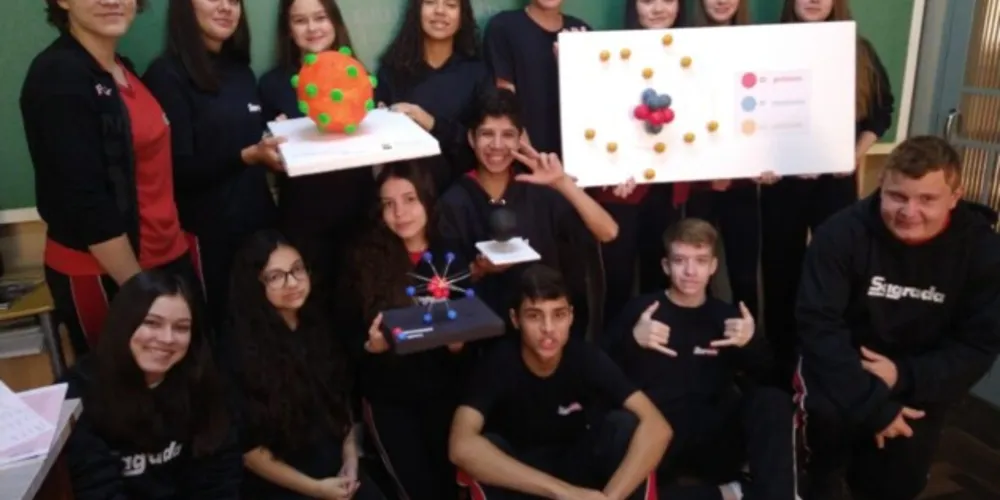 Os alunos elaboraram maquestes, fizeram trabalhos teóricos e realizaram apresentações envolvendo os modelos atômicos