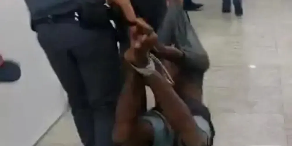 Por suposta resistência, ele teve os pés e as mãos amarrados pelos PMs no ato da prisão