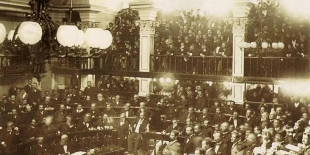 Senadores votam a abolição da escravatura, em maio de 1888, observados por uma multidão