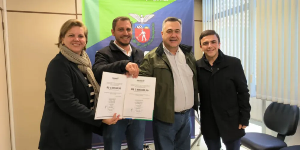 Prefeito de Ipiranga, Douglas Modesto; vice-prefeita Ivonete Costa; secretário estadual de Saúde, Beto Preto; e deputado federal Aliel Machado participaram da assinatura