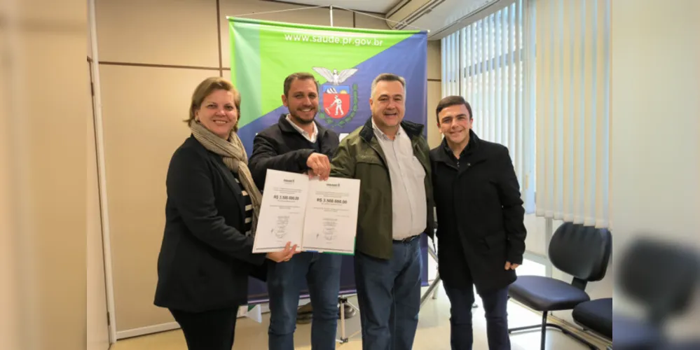 Prefeito de Ipiranga, Douglas Modesto; vice-prefeita Ivonete Costa; secretário estadual de Saúde, Beto Preto; e deputado federal Aliel Machado participaram da assinatura