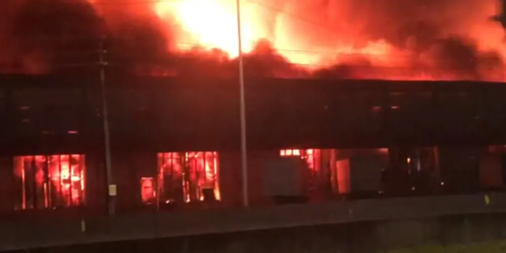 O fogo teve início no galpão da empresa, por volta das 18h40