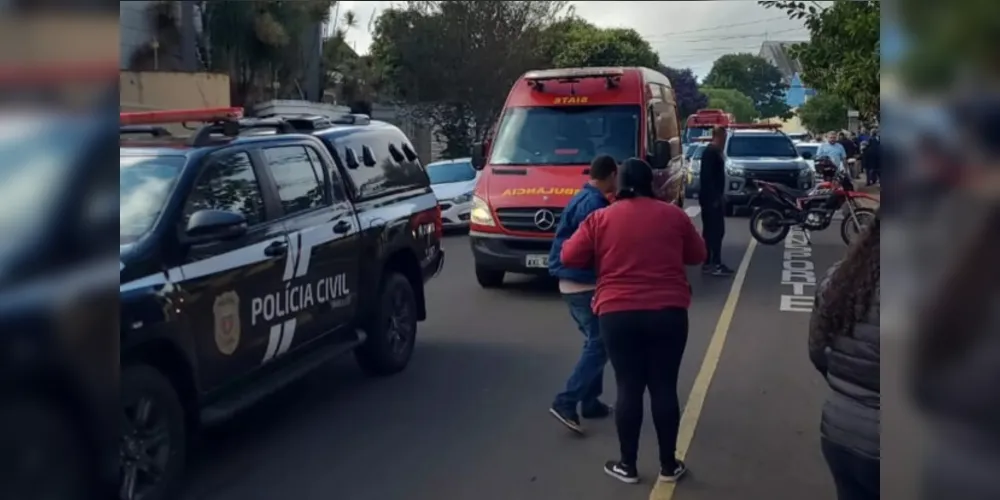 Cerca de 10 viaturas da Polícia Militar do Paraná e do Corpo de Bombeiros estão no local