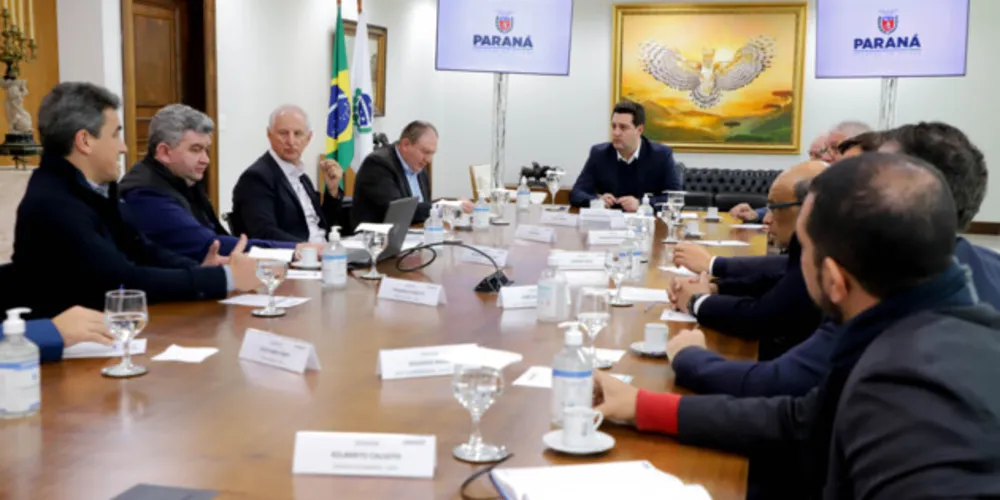 Governador Carlos Massa Ratinho Jr em reunião com cooperativa agraria
