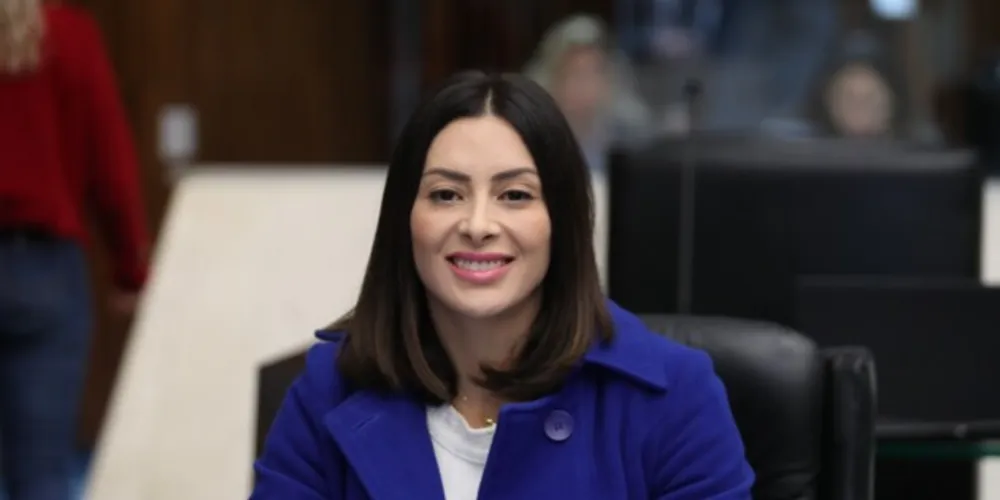 Prorrogação de contrato foi confirmada por Mabel nesta quarta-feira (31)