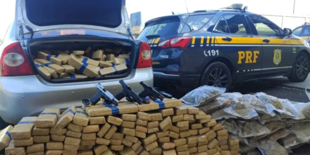 Foram encontrados 432 tabletes de maconha (401,3 quilos) e 49 sacos de skunk (36,25 quilos)