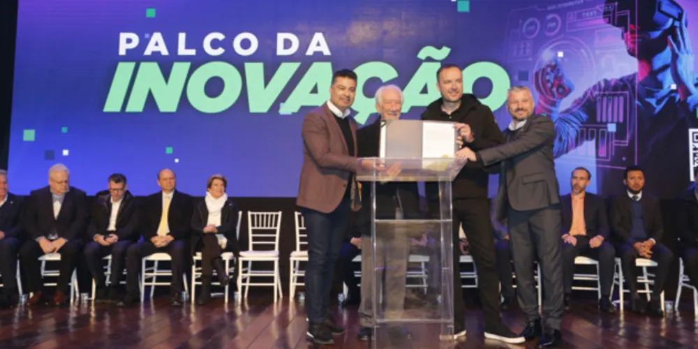 O empresário Marcio Léo Danielewicz, da SYX Global, assinou o contrato junto com o vice-governador Darci Piana, e o secretário estadual de Inovação, Marcelo Rangel
