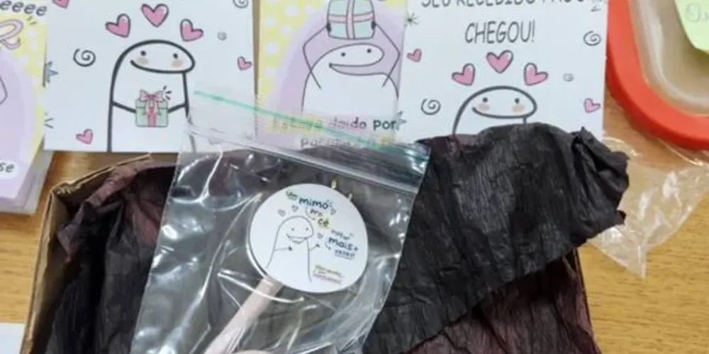 As porções enviadas pela investigada eram acompanhadas de adesivos personalizados
