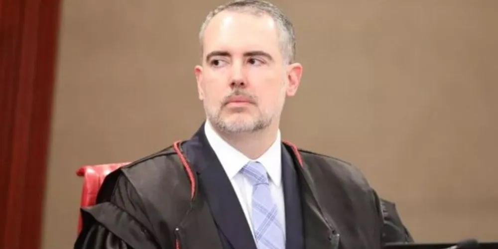 André Ramos Tavares, do Tribunal Superior Eleitoral (TSE), proferiu o terceiro voto pela condenação
