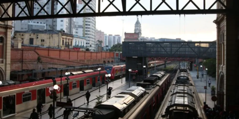 Os tiros atingiram dois colegas, matando um deles. O atirador fugiu logo depois.