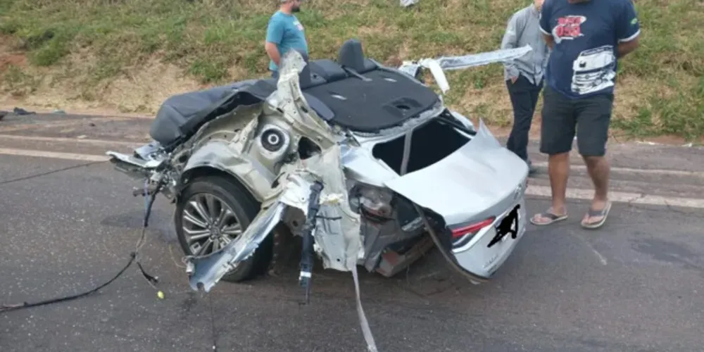 O acidente bloqueia totalmente a rodovia próximo à ponte do Ribeirão do Tigre