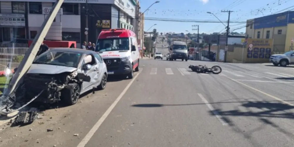 Batida entre carro e motocicleta aconteceu no início da tarde deste sábado (3) na avenida Ernesto Vilela