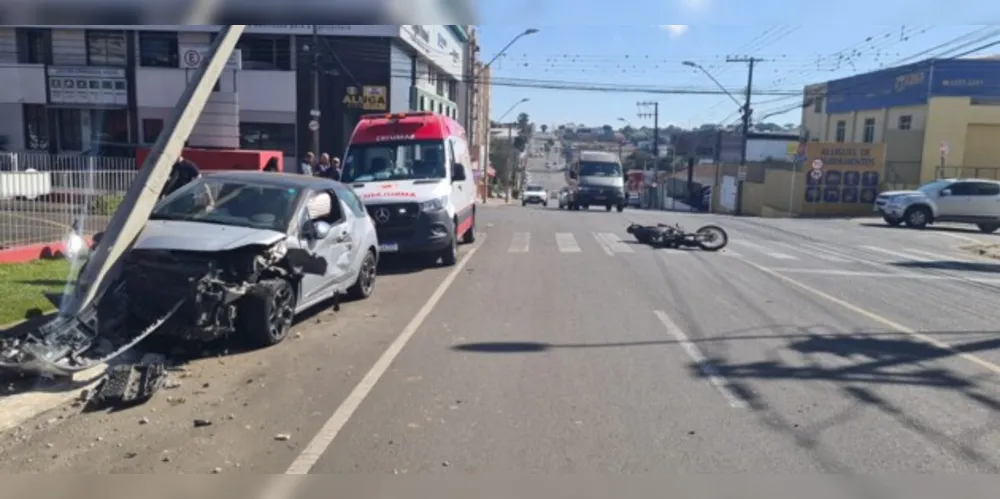 Batida entre carro e motocicleta aconteceu no início da tarde deste sábado (3) na avenida Ernesto Vilela