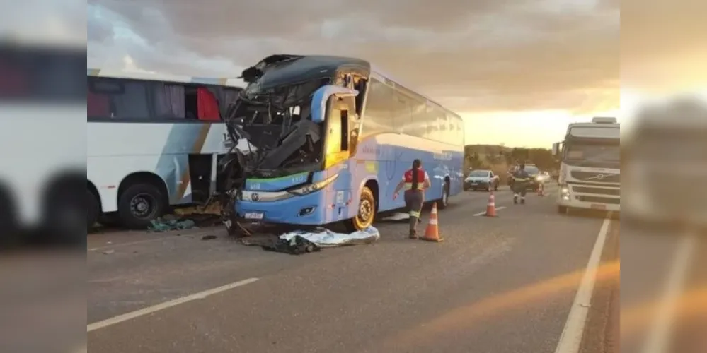 Informação preliminar é de que um ônibus foi atingido por outro veículo quando estava parado em uma das pistas da BR-060