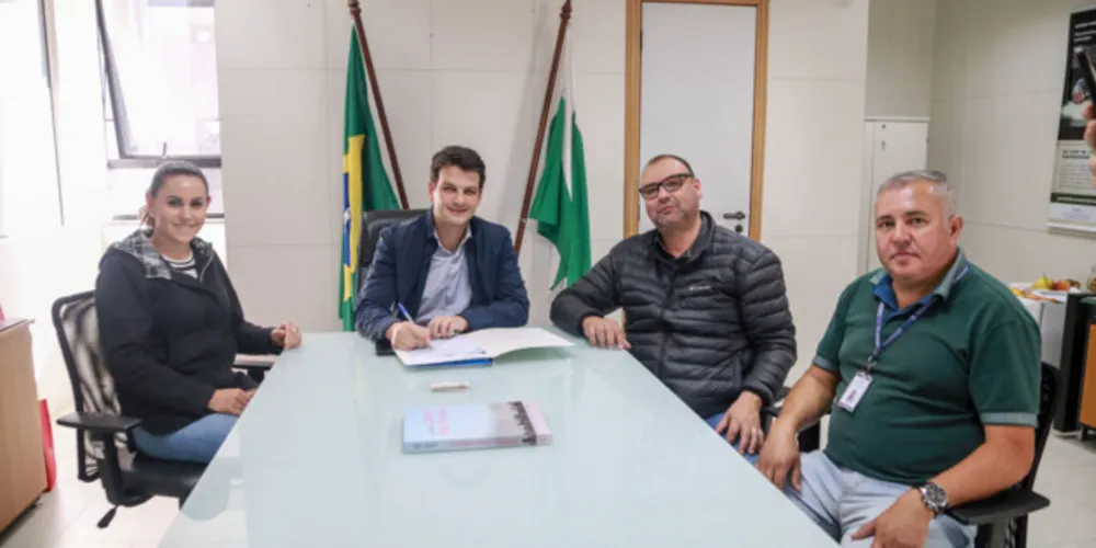 Prefeito Lula Thomaz e a vice Juliana Belinoski estiveram reunidos com o secretário Eduardo Pimentel