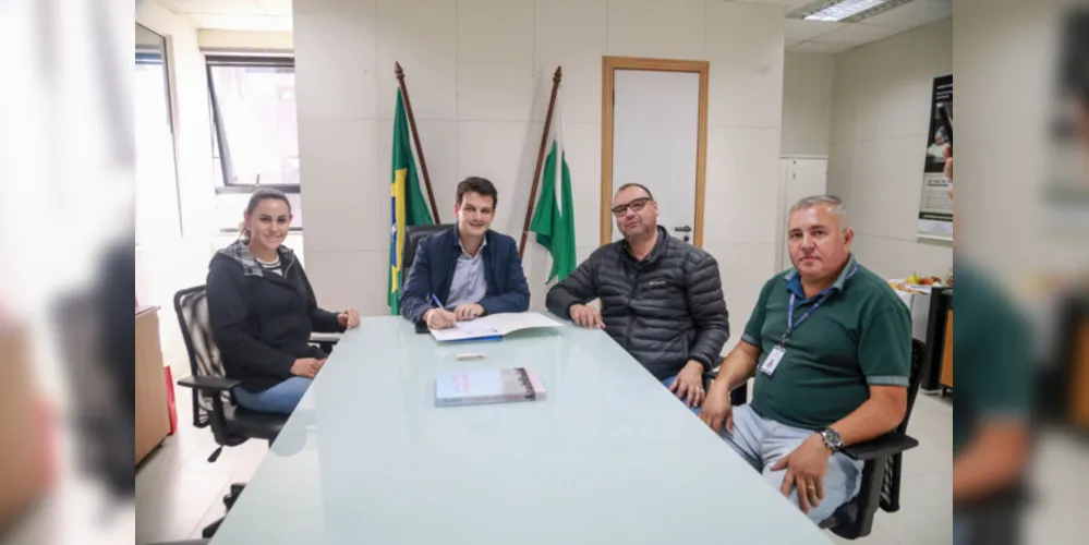 Prefeito Lula Thomaz e a vice Juliana Belinoski estiveram reunidos com o secretário Eduardo Pimentel