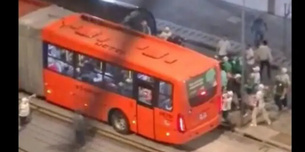 Confira imagens do vandalismo em Curitiba