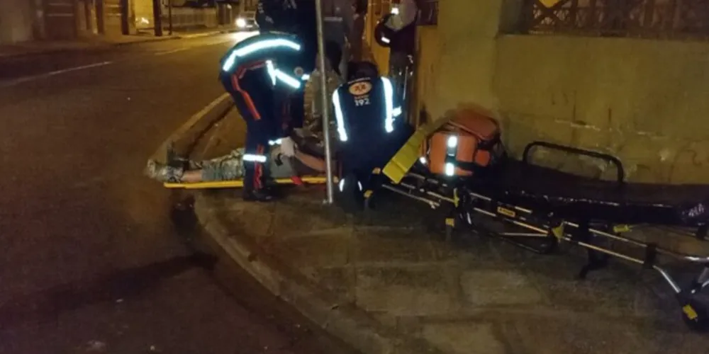 Moto atingiu o muro de uma residência e feriu o condutor