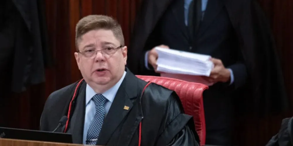 Araújo abriu a sessão divergindo do relator com relação à inclusão da “minuta do golpe”