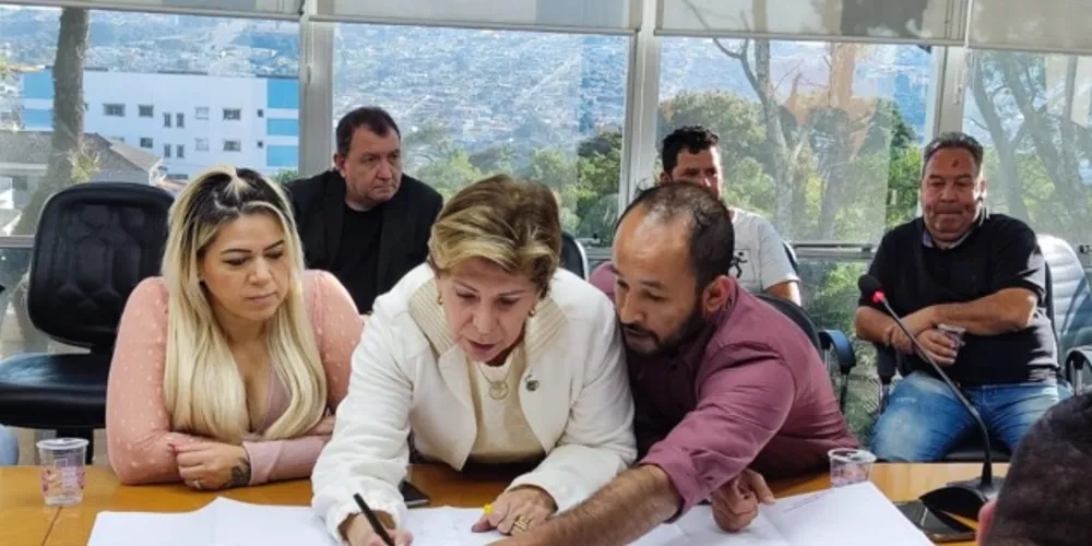 Reunião entre a prefeita e profissionais aconteceu na última terça-feira (6)