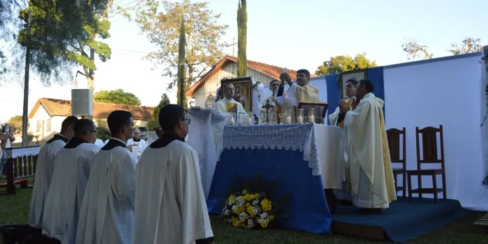 A missa campal foi concelebrada pelos padres Delsi, Sérgio, Valcir, Denilson e André